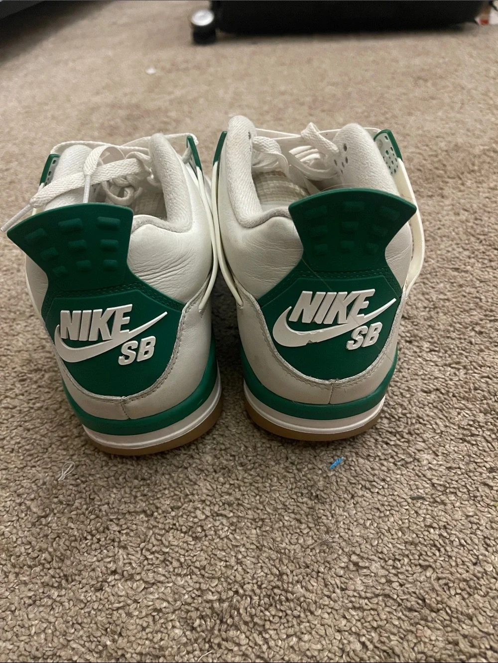 Nike SB x Air Jordan 4 Retro “Pine Green”